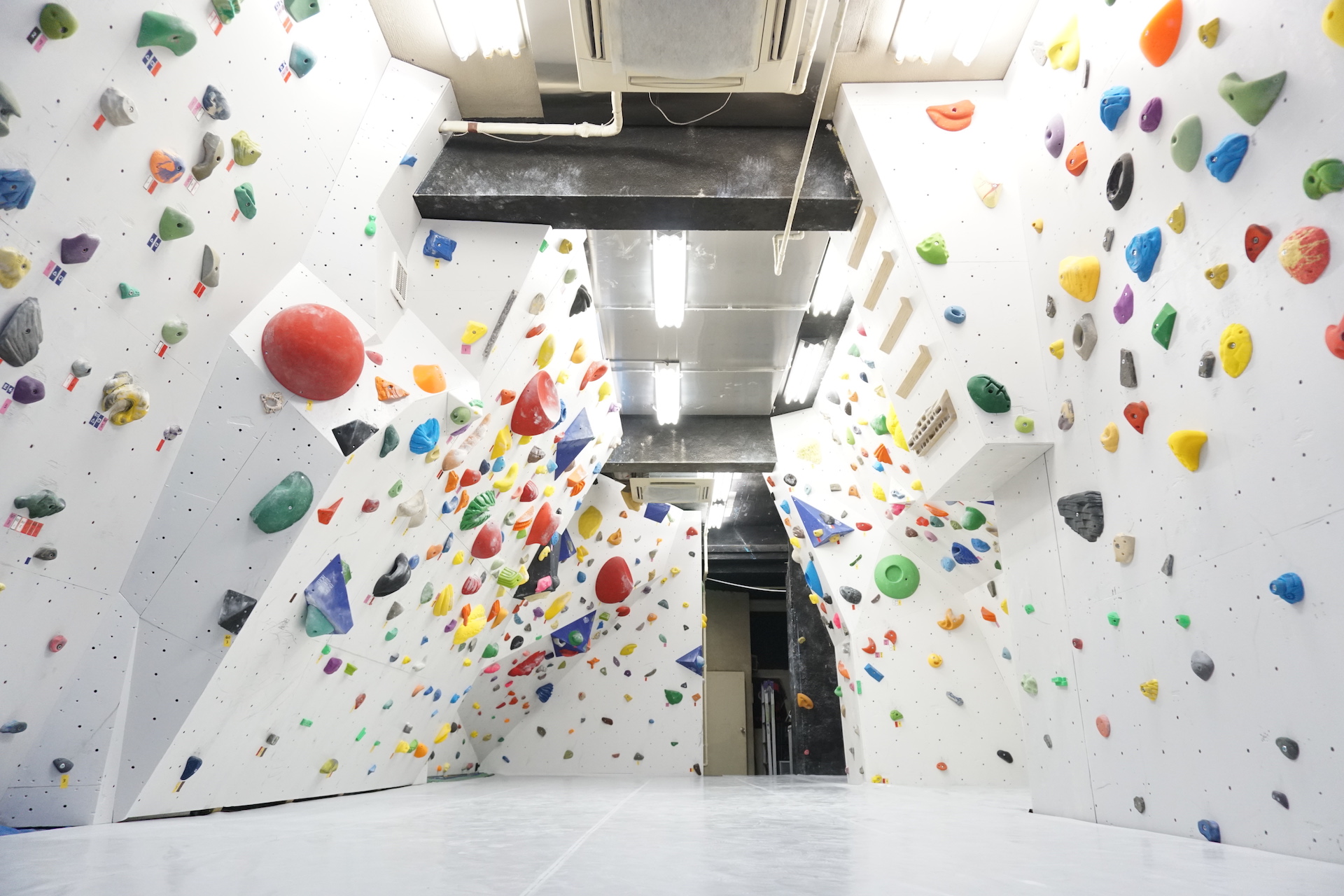 Ever Free Climbing Gym ｴﾊﾞｰﾌﾘｰｸﾗｲﾐﾝｸﾞｼﾞﾑ 新宿区 山と溪谷社のクライミング ボルダリング総合サイト Climbing Net クライミングネット